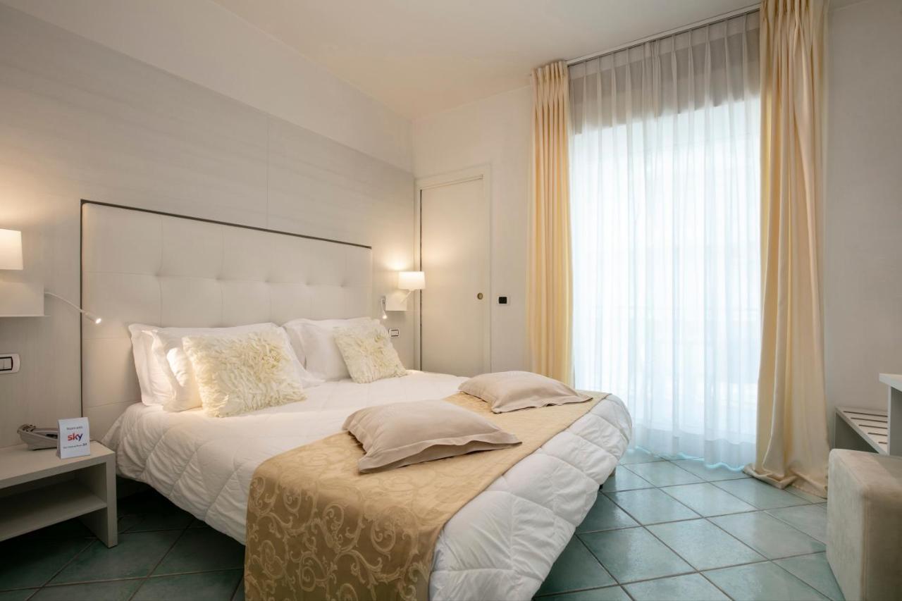 Hotel Ca' Bianca Riccione Exterior foto