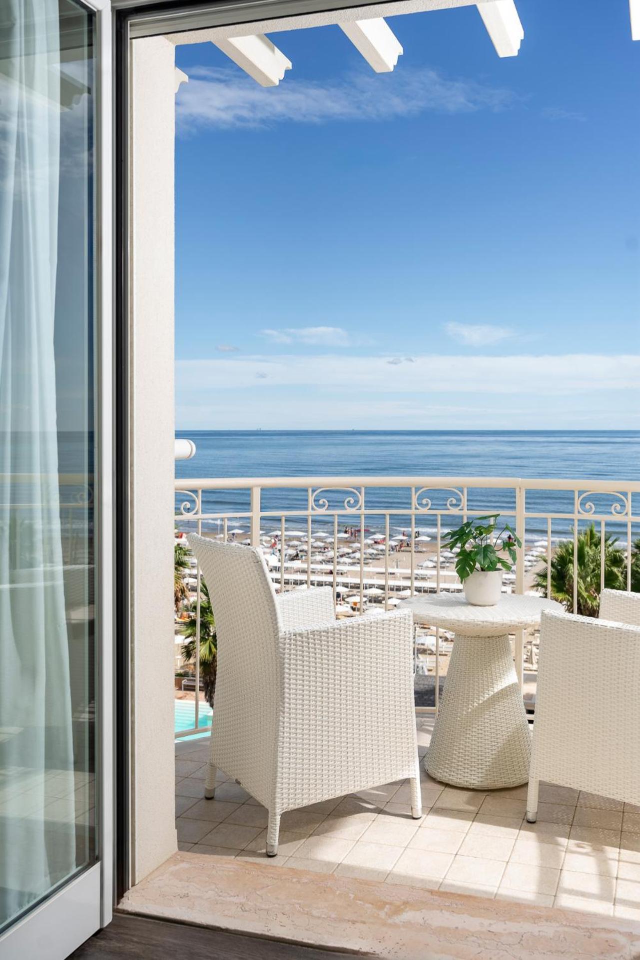 Hotel Ca' Bianca Riccione Exterior foto